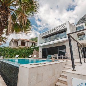 Villa on the front line