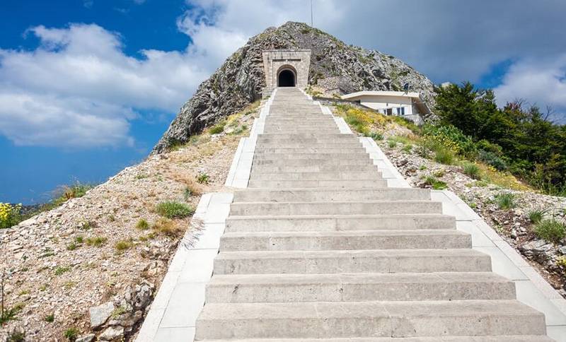 Lovcen-stairs-to-tunnel-mausoleum