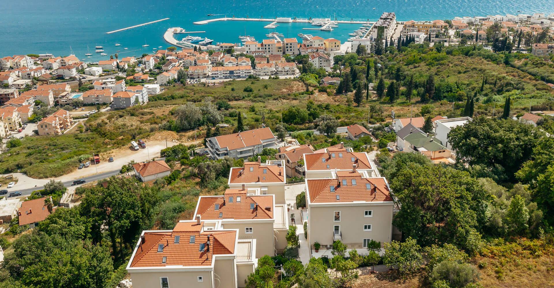 Three-bedroom apartments with a magnificent sea view in Portofino Village