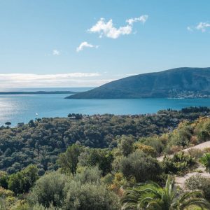 Three-bedroom apartment with a sea view in Vista Residence